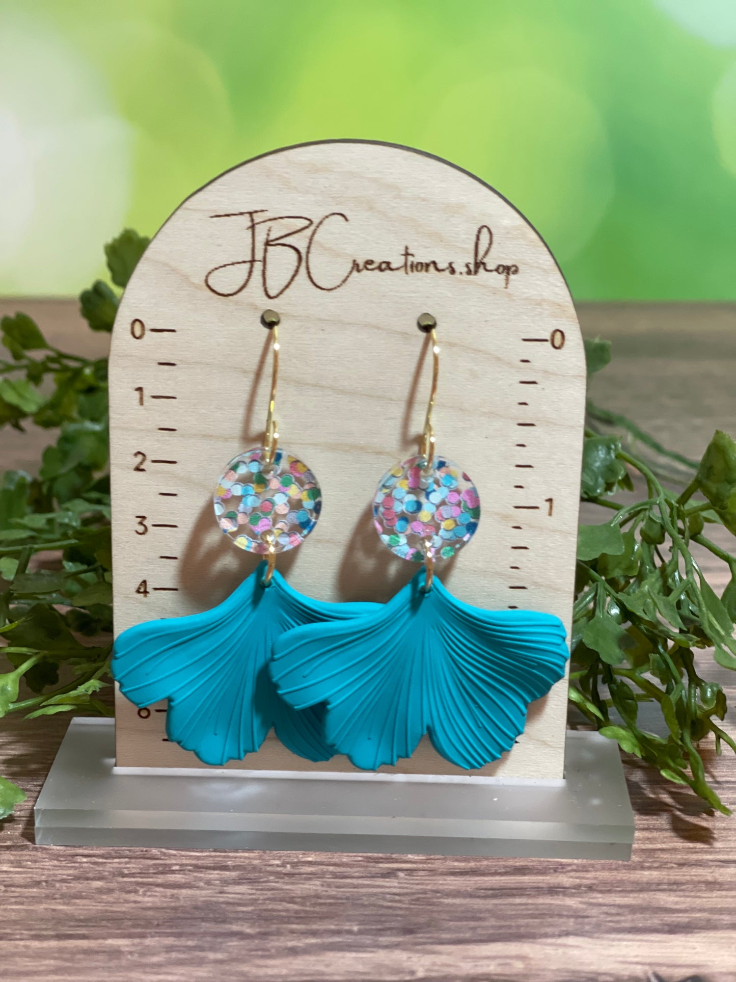 Ginkgo leaves with confetti accents