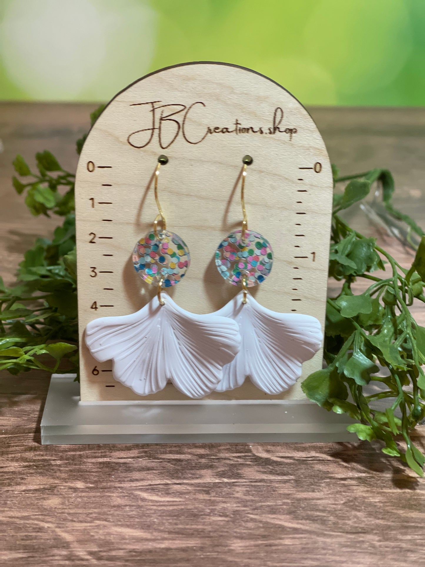 Ginkgo leaves with confetti accents